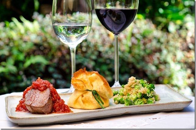 Filé mignon Red Angus com quinoa e brócolis, crepe de queijo de cabra e geleia picante de tomates do restaurante Babel, em Visconde de Mauá