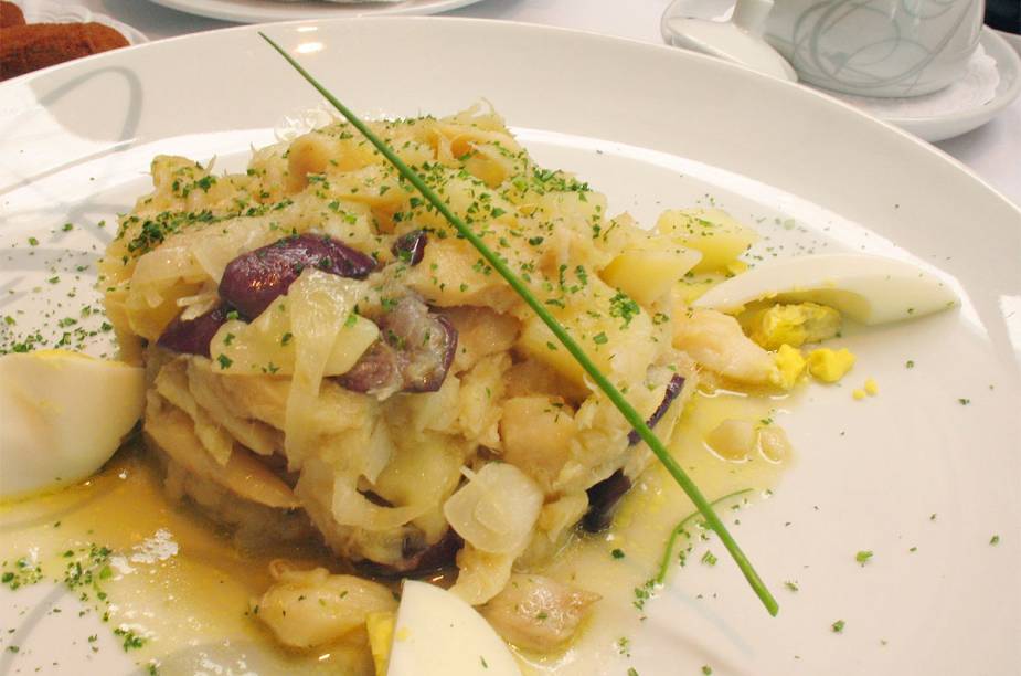 <strong>Bacalhau à Gomes de Sá </strong>O tradicional prato português leva o nome de seu criador, José Luis Gomes de Sá, que nasceu na cidade do Porto, em 1851. Após a falência do pai, que era um comerciante de bacalhau, Gomes de Sá foi obrigado a trabalhar como cozinheiro em um restaurante da região Norte de Portugal. Foi então que criou a famosa receita, deixando as lascas de bacalhau marinando em leite aquecido.