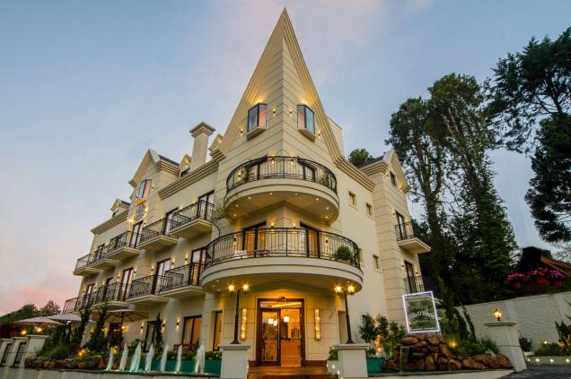 <strong>12. <a href="https://viajeaqui.abril.com.br/estabelecimentos/br-sp-campos-do-jordao-hospedagem-villa-d-biagy-premium" rel="Villa DBiagy Premium" target="_blank">Villa DBiagy Premium</a></strong> O hotel tem uma atmosfera toda retrô, ideal para curtir o friozinho da serra de Campos do Jordão de um jeito bem romântico <a href="https://www.booking.com/hotel/br/villa-da-biagy-premium.pt-br.html?aid=332455&label=viagemabril-camposdojordao" rel="Faça sua reserva no Villa DBiagy Premium pelo Booking.com" target="_blank">Faça sua reserva no Villa DBiagy Premium pelo Booking.com</a> <strong>12. <a href="https://viajeaqui.abril.com.br/estabelecimentos/br-sp-campos-do-jordao-hospedagem-villa-d-biagy-premium" rel="Villa DBiagy Premium" target="_blank">Villa DBiagy Premium</a></strong> O hotel tem uma atmosfera toda retrô, ideal para curtir o friozinho da serra de Campos do Jordão de um jeito bem romântico <a href="https://www.booking.com/hotel/br/villa-da-biagy-premium.pt-br.html?aid=332455&label=viagemabril-camposdojordao" rel="Faça sua reserva no Villa DBiagy Premium pelo Booking.com" target="_blank">Faça sua reserva no Villa DBiagy Premium pelo Booking.com</a>