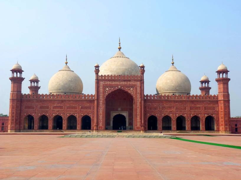 Uma representação da beleza, paixão e grandiosidade da era Mughal na região, a Mesquita Real de Lahore foi inaugurada em 1673 e é hoje a quinta maior do planeta, a segunda maior do Paquistão. Seu pátio interno é o maior do mundo: a plataforma que sustenta o Taj Mahal (que não é mesquita, é mausoléu, por isso não está nessa lista) cabe inteira dentro de seus mais de 25 mil metros quadrados! Foi construída em arenito rosa, que dá essa cor especial à mesquita Uma representação da beleza, paixão e grandiosidade da era Mughal na região, a Mesquita Real de Lahore foi inaugurada em 1673 e é hoje a quinta maior do planeta, a segunda maior do Paquistão. Seu pátio interno é o maior do mundo: a plataforma que sustenta o Taj Mahal (que não é mesquita, é mausoléu, por isso não está nessa lista) cabe inteira dentro de seus mais de 25 mil metros quadrados! Foi construída em arenito rosa, que dá essa cor especial à mesquita