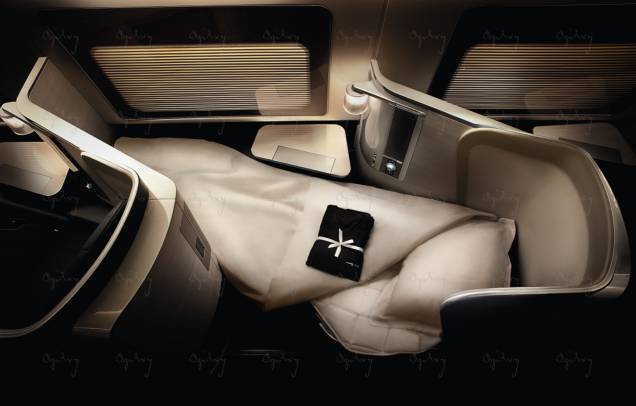 <strong>British Airways</strong> Em conjunto com duas consultorias de design da Grã-Bretanha, a Tangerine e a Forpeople, a British Airways desenvolveu um assento que tem largura 55% superior aos da classe executiva. Na hora do sono, a British Airways prepara aos passageiros de primeira classe uma cama confortável para o passageiro, com lençol de 200 fios de algodão egípcio, um edredom de 400 fios e travesseiro. Nas refeições a la carte, a mesa é posta com talheres e louças especiais. No café da manhã, são servidos pães, sucos de frutas, smoothies, iogurtes e cereais que remetem a um autêntico <em>breakfast</em> inglês.<br /> <br /> <br /> <strong>Quanto custa:</strong> a passagem do trecho entre São Paulo e Londres (ida e volta) tem tarifas a partir de US$ 9.395 <strong>British Airways</strong> Em conjunto com duas consultorias de design da Grã-Bretanha, a Tangerine e a Forpeople, a British Airways desenvolveu um assento que tem largura 55% superior aos da classe executiva. Na hora do sono, a British Airways prepara aos passageiros de primeira classe uma cama confortável para o passageiro, com lençol de 200 fios de algodão egípcio, um edredom de 400 fios e travesseiro. Nas refeições a la carte, a mesa é posta com talheres e louças especiais. No café da manhã, são servidos pães, sucos de frutas, smoothies, iogurtes e cereais que remetem a um autêntico <em>breakfast</em> inglês.<br /> <br /> <br /> <strong>Quanto custa:</strong> a passagem do trecho entre São Paulo e Londres (ida e volta) tem tarifas a partir de US$ 9.395
