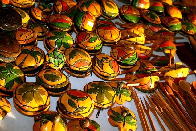O que não falta no <a href="https://beta-develop.viagemeturismo.abril.com.br/paises/brasil/" target="_blank">Brasil</a> é coco! E, como toda cidade de praia nordestina que se preze, <a href="https://beta-develop.viagemeturismo.abril.com.br/cidades/salvador-7/" target="_blank">Salvador</a> não poderia deixar de ter os famosos porta moedas feitos juntando duas partes da casca da fruta. As mais famosas são as que ainda têm desenhos de coqueiros, mas também há a versão marrom tradicional O que não falta no <a href="https://beta-develop.viagemeturismo.abril.com.br/paises/brasil/" target="_blank">Brasil</a> é coco! E, como toda cidade de praia nordestina que se preze, <a href="https://beta-develop.viagemeturismo.abril.com.br/cidades/salvador-7/" target="_blank">Salvador</a> não poderia deixar de ter os famosos porta moedas feitos juntando duas partes da casca da fruta. As mais famosas são as que ainda têm desenhos de coqueiros, mas também há a versão marrom tradicional