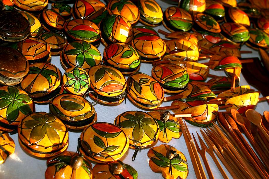O que n&atilde;o falta no <a href="https://beta-develop.viagemeturismo.abril.com.br/paises/brasil/" target="_blank">Brasil</a> &eacute; coco! E, como toda cidade de praia nordestina que se preze, <a href="https://beta-develop.viagemeturismo.abril.com.br/cidades/salvador-7/" target="_blank">Salvador</a> n&atilde;o poderia deixar de ter os famosos porta moedas feitos juntando duas partes da casca da fruta. As mais famosas s&atilde;o as que ainda t&ecirc;m desenhos de coqueiros, mas tamb&eacute;m h&aacute; a vers&atilde;o marrom tradicional