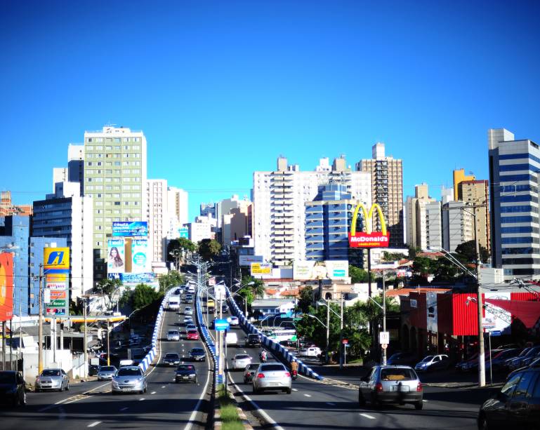 O bairro do Cambuí concentra a vida noturna, com bares e restaurantes