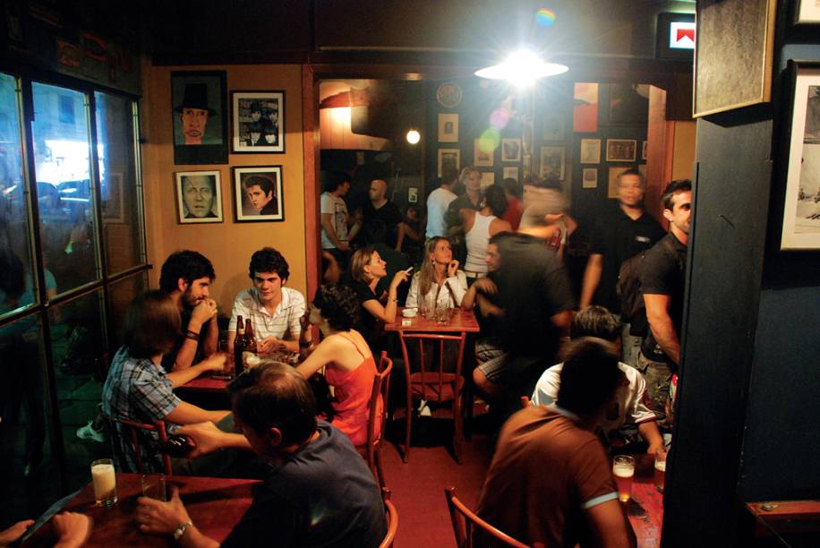 <strong>Bar Ossip</strong><br /><br />Reduto da boemia porto-alegrense. Sua calçada abarrota de gente já nas primeiras horas da noite <strong>Bar Ossip</strong><br /><br />Reduto da boemia porto-alegrense. Sua calçada abarrota de gente já nas primeiras horas da noite