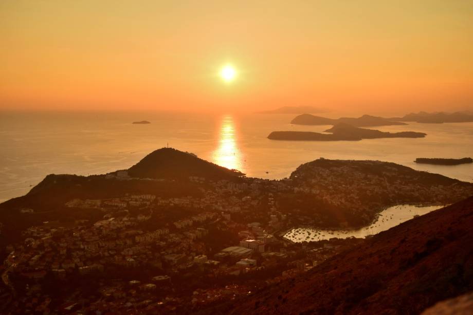 Vista do alto do Srdj, morro onde fica o Museu da Guerra Civil, ou Museu da Guerra de Independência. Ao fundo vê-se as Ilhas Elafite, Lopud entre elas Vista do alto do Srdj, morro onde fica o Museu da Guerra Civil, ou Museu da Guerra de Independência. Ao fundo vê-se as Ilhas Elafite, Lopud entre elas