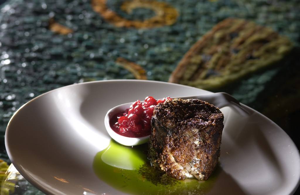 A gastronomia finlandesa &eacute; o resultado de um di&aacute;logo entre pescados de seu recortado litoral mar e os delicados produtos de suas amplas florestas, como este prato, que mescla arenque com delicadas amoras
