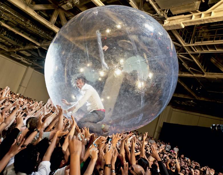 Bandas pop como o Flaming Lips se exibem no país Bandas pop como o Flaming Lips se exibem no país