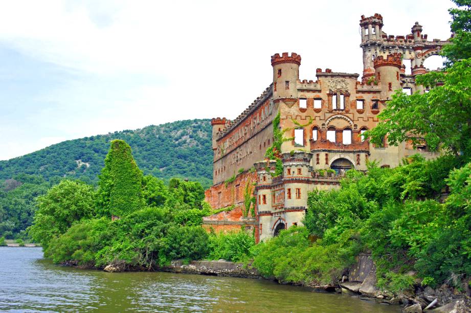 <strong>Bannermans Castle, Ilha Polopel, Nova York, <a href="https://viajeaqui.abril.com.br/paises/estados-unidos" rel="Estados Unidos" target="_blank">Estados Unidos</a></strong>        Localizado a 300 metros do Rio Hudson, o castelo foi erguido pelo escocês Frank Bannerman em 1901 com o objetivo de servir como um depósito de armas militares durante a Guerra Civil Americana. Filho de imigrantes escoceses, Bannerman também detinha os direitos da ilha e chegou a morar na propriedade para ampliar a propaganda de seu negócio. No entanto, a localização estratégica da construção fez com que a mesma fosse alvo de desastres naturais que comprometeram sua estrutura, tais como tempestades e incêndios. O resultado foi que, ao final do ano de 1969, o castelo já se encontrava em estado de deterioração. O que permanece de pé, mesmo depois de invasões e atos de vandalismo, são suas paredes internas. Aos finais de semana, turistas que passam pela região podem sanar sua curiosidade através de visitas guiadas pela propriedade