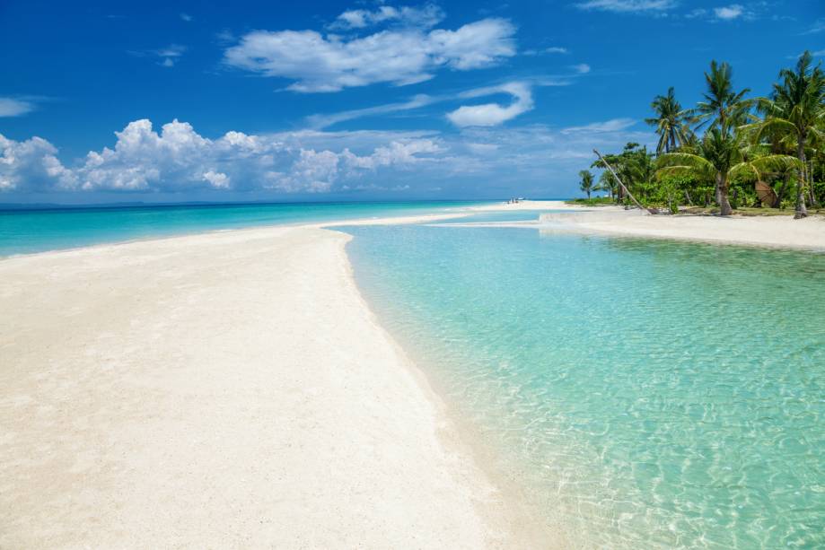 <strong>Bantayan Beach, Filipinas</strong>    A ilha é a perfeita síntese do verão: água de um mar verdinho, calmo e ideal para mergulho, céu azul e árvores que garantem sombras refrescantes. O lugar é ideal para casais e famílias em busca de tranquilidade    <em><a href="https://www.booking.com/city/ph/bantayan.pt-br.html?aid=332455&label=viagemabril-praias-da-malasia-tailandia-indonesia-e-filipinas" rel="Veja preços de hotéis em Bantayan Island no Booking.com" target="_blank">Veja preços de hotéis em Bantayan Island no Booking.com</a></em>