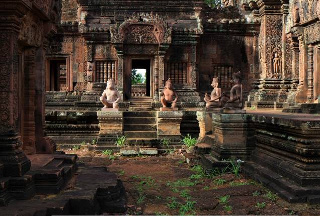 <strong>9. Banteay Srei</strong>Seus relevos nas paredes são de detalhamento e beleza excepcional, além de conter estátuas muito bem preservadas. O Banteay Srei é considerado "a joia da arte Khmer" <strong>9. Banteay Srei</strong>Seus relevos nas paredes são de detalhamento e beleza excepcional, além de conter estátuas muito bem preservadas. O Banteay Srei é considerado "a joia da arte Khmer"