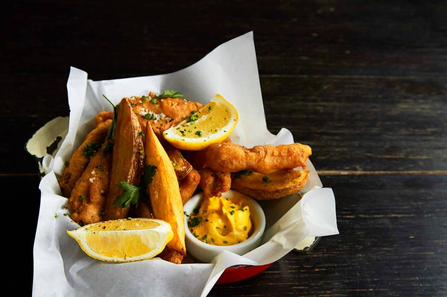 <strong>PARA VER E SER VISTO</strong> <strong><a href="https://www.barastor.com.br/" target="_blank" rel="noopener">Astor</a> </strong>O Astor original surgiu em 2001 como um dos pioneiros dos botecos chiques paulistanos, com garçons treinados para oferecer serviço à moda antiga e uma estética calculadamente retrô no ambiente e no cardápio. A unidade carioca reproduz a pegada estilosa, com a vantagem do cenário do Arpoador, o que permite uma ampla varanda de frente para o mar. A badalação esquenta depois que o sol se põe e ganhou um incentivo a mais em 2015, com a abertura do SubAstor, anexo (que já existia em <a href="https://viajeaqui.abril.com.br/estados/br-sao-paulo" target="_blank" rel="noopener">São Paulo</a>) inspirado nos speakeasies americanos, os bares secretos dos tempos da Lei Seca, com iluminação baixa, poucos lugares (só 35) e carta de drinques certeira <em>Av. Vieira Souto, 110 (Ipanema), (21) 2523-0085</em> <strong>PARA VER E SER VISTO</strong> <strong><a href="https://www.barastor.com.br/" target="_blank" rel="noopener">Astor</a> </strong>O Astor original surgiu em 2001 como um dos pioneiros dos botecos chiques paulistanos, com garçons treinados para oferecer serviço à moda antiga e uma estética calculadamente retrô no ambiente e no cardápio. A unidade carioca reproduz a pegada estilosa, com a vantagem do cenário do Arpoador, o que permite uma ampla varanda de frente para o mar. A badalação esquenta depois que o sol se põe e ganhou um incentivo a mais em 2015, com a abertura do SubAstor, anexo (que já existia em <a href="https://viajeaqui.abril.com.br/estados/br-sao-paulo" target="_blank" rel="noopener">São Paulo</a>) inspirado nos speakeasies americanos, os bares secretos dos tempos da Lei Seca, com iluminação baixa, poucos lugares (só 35) e carta de drinques certeira <em>Av. Vieira Souto, 110 (Ipanema), (21) 2523-0085</em>