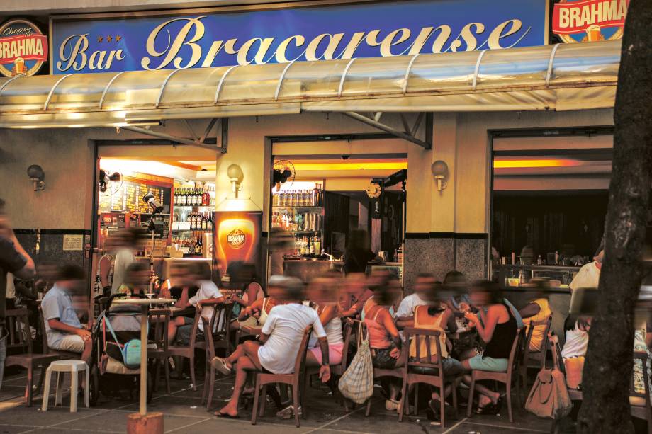 <strong>PARA CURTIR O PÓS-PRAIA</strong> <strong><a href="https://pt-br.facebook.com/barbracarense/" target="_blank" rel="noopener">Bar Bracarense</a> </strong>Aipim, camarão e catupiry é um trinômio consagrado no Bracarense, presente na forma de um famoso bolinho com recheio cremoso e também da empada maravilha, com a cauda do crustáceo espetada para fora. Os quitutes deram fama ao bar e são exibidos na estufa do balcão que ocupa todo o ambiente interno, onde os clientes se debruçam em busca de um petisco e do chope servido em copo longo. As mesas são montadas na concorrida calçada e acomodam banhistas com os pés ainda cobertos de areia (a praia está a duas quadras), que molham a garganta, beliscam e esticam a tarde sem pressa de pedir a conta <em>Rua José Linhares, 85 (Leblon), (21) 2294-3549</em> <strong>PARA CURTIR O PÓS-PRAIA</strong> <strong><a href="https://pt-br.facebook.com/barbracarense/" target="_blank" rel="noopener">Bar Bracarense</a> </strong>Aipim, camarão e catupiry é um trinômio consagrado no Bracarense, presente na forma de um famoso bolinho com recheio cremoso e também da empada maravilha, com a cauda do crustáceo espetada para fora. Os quitutes deram fama ao bar e são exibidos na estufa do balcão que ocupa todo o ambiente interno, onde os clientes se debruçam em busca de um petisco e do chope servido em copo longo. As mesas são montadas na concorrida calçada e acomodam banhistas com os pés ainda cobertos de areia (a praia está a duas quadras), que molham a garganta, beliscam e esticam a tarde sem pressa de pedir a conta <em>Rua José Linhares, 85 (Leblon), (21) 2294-3549</em>
