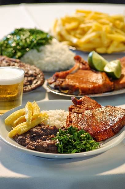 <strong>PARA CURTIR O CENTRO E ARREDORES</strong> <strong><a href="https://pt-br.facebook.com/barbrasil.alemaodalapa/" target="_blank" rel="noopener">Bar Brasil</a> </strong>A cozinha germânica é um traço em comum no cardápio de alguns endereços centenários do <a href="https://viajeaqui.abril.com.br/cidades/br-rj-rio-de-janeiro" target="_blank" rel="noopener">Rio</a>. É o caso do <a href="https://viajeaqui.abril.com.br/estabelecimentos/br-rj-rio-de-janeiro-restaurante-bar-luiz" target="_blank" rel="noopener">Bar Luiz</a> e também do Bar Brasil – aberto em 1907 com o nome de Bar Zeppelin e rebatizado na época da Segunda Guerra Mundial. Receitas vigorosas, como kassler (costela suína defumada) e eisbein (joelho de porco), vão à mesa na companhia de salada de batata, chucrute e do chope cremoso. O sobrado tem portas e biombos de madeira escura e duas entradas, uma pela Mem de Sá e outra pela Rua do Lavradio, que reúne antiquários e é opção para um passeio depois do almoço. A poucos metros fica o Nova Capela (R. Mem de Sá, 96), célebre pelo cabrito com alho frito e arroz de brócolis <em>Av. Mem de Sá, 90 (Lapa), (21) 2509-5943</em> <strong>PARA CURTIR O CENTRO E ARREDORES</strong> <strong><a href="https://pt-br.facebook.com/barbrasil.alemaodalapa/" target="_blank" rel="noopener">Bar Brasil</a> </strong>A cozinha germânica é um traço em comum no cardápio de alguns endereços centenários do <a href="https://viajeaqui.abril.com.br/cidades/br-rj-rio-de-janeiro" target="_blank" rel="noopener">Rio</a>. É o caso do <a href="https://viajeaqui.abril.com.br/estabelecimentos/br-rj-rio-de-janeiro-restaurante-bar-luiz" target="_blank" rel="noopener">Bar Luiz</a> e também do Bar Brasil – aberto em 1907 com o nome de Bar Zeppelin e rebatizado na época da Segunda Guerra Mundial. Receitas vigorosas, como kassler (costela suína defumada) e eisbein (joelho de porco), vão à mesa na companhia de salada de batata, chucrute e do chope cremoso. O sobrado tem portas e biombos de madeira escura e duas entradas, uma pela Mem de Sá e outra pela Rua do Lavradio, que reúne antiquários e é opção para um passeio depois do almoço. A poucos metros fica o Nova Capela (R. Mem de Sá, 96), célebre pelo cabrito com alho frito e arroz de brócolis <em>Av. Mem de Sá, 90 (Lapa), (21) 2509-5943</em>