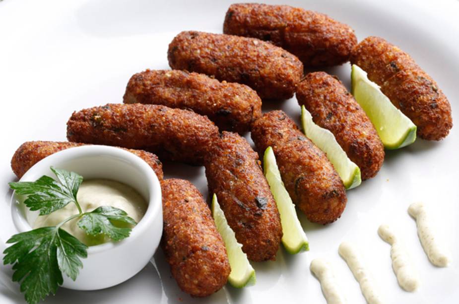 <a href="https://viajeaqui.abril.com.br/estabelecimentos/br-rj-rio-de-janeiro-restaurante-bar-do-david" rel="Bar do David – Rio de Janeiro " target="_blank"><strong>Bar do David – Rio de Janeiro </strong></a>No Bar do David a porção Dubai Carioca entra na competição. Trata-se de uma porção de bolinhos com oito unidades de saborosa massa de arroz com sardinha. <a href="https://viajeaqui.abril.com.br/estabelecimentos/br-rj-rio-de-janeiro-restaurante-bar-do-david" rel="Bar do David – Rio de Janeiro " target="_blank"><strong>Bar do David – Rio de Janeiro </strong></a>No Bar do David a porção Dubai Carioca entra na competição. Trata-se de uma porção de bolinhos com oito unidades de saborosa massa de arroz com sardinha.