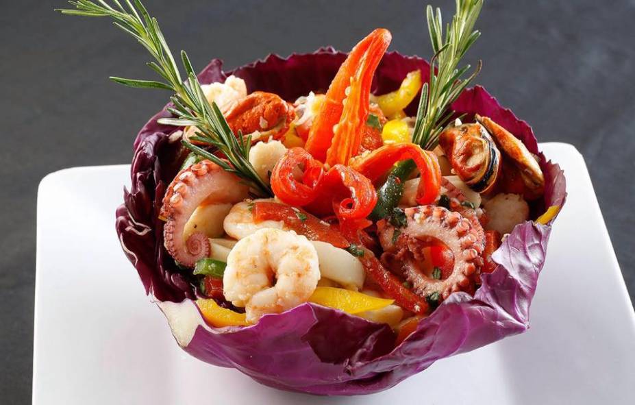 <strong>PARA CURTIR O PÓS-PRAIA</strong> <strong><a href="https://www.facebook.com/BardoDavidOficial/?rf=642533079187699" target="_blank" rel="noopener">Bar do David</a> </strong>A pacificação do Morro Chapéu Mangueira (com a instalação de uma UPP, Unidade de Polícia Pacificadora) atraiu o pessoal do asfalto e estimulou também a abertura do boteco, que seduz clientes pela boa comida e pelo carisma do proprietário, David Bispo. Mesas de plástico são colocadas na rua de paralelepípedos, onde as cervejas geladas acompanham as receitas. A especialidade são os frutos do mar, presentes no recheio do croquete e na forma de uma elogiada “feijoada”. Para chegar, pegue um táxi até a parte baixa da comunidade, incrustada num morro atrás do Leme. O carro deixa você ao lado do estabelecimento. Atenção: o bar fecha às segundas-feiras <em>Ld. Ary Barroso, 66 (Chapéu Mangueira), (21) 7808-2200</em> <strong>PARA CURTIR O PÓS-PRAIA</strong> <strong><a href="https://www.facebook.com/BardoDavidOficial/?rf=642533079187699" target="_blank" rel="noopener">Bar do David</a> </strong>A pacificação do Morro Chapéu Mangueira (com a instalação de uma UPP, Unidade de Polícia Pacificadora) atraiu o pessoal do asfalto e estimulou também a abertura do boteco, que seduz clientes pela boa comida e pelo carisma do proprietário, David Bispo. Mesas de plástico são colocadas na rua de paralelepípedos, onde as cervejas geladas acompanham as receitas. A especialidade são os frutos do mar, presentes no recheio do croquete e na forma de uma elogiada “feijoada”. Para chegar, pegue um táxi até a parte baixa da comunidade, incrustada num morro atrás do Leme. O carro deixa você ao lado do estabelecimento. Atenção: o bar fecha às segundas-feiras <em>Ld. Ary Barroso, 66 (Chapéu Mangueira), (21) 7808-2200</em>