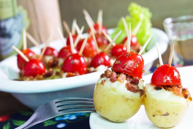 <strong>Bar dos Cornos</strong>Assim como o nome do bar, o petisco que concorre ao Comida di Buteco é inusitado: Boné de Corno. São servidas batatinhas sauté com catupiry, bacon e tomate cereja, decoradas com chifres de palitinhos. <br /><strong>Onde:</strong> Av. General Mac Arthur, 863, Jaguaré – Tel. (11) 3766-2969<br /><strong>Horário de funcionamento:</strong> segunda a domingo, das 16h à 0h. <strong>Bar dos Cornos</strong>Assim como o nome do bar, o petisco que concorre ao Comida di Buteco é inusitado: Boné de Corno. São servidas batatinhas sauté com catupiry, bacon e tomate cereja, decoradas com chifres de palitinhos. <br /><strong>Onde:</strong> Av. General Mac Arthur, 863, Jaguaré – Tel. (11) 3766-2969<br /><strong>Horário de funcionamento:</strong> segunda a domingo, das 16h à 0h.