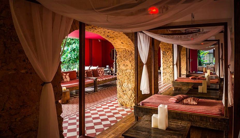 <strong>PARA VER E SER VISTO</strong> <strong><a href="https://www.facebook.com/BardosDescasadosOficial/" target="_blank" rel="noopener">Bar dos Descasados</a> </strong> Fica dentro do charmoso <a href="https://viajeaqui.abril.com.br/estabelecimentos/br-rj-rio-de-janeiro-hospedagem-santa-teresa" target="_blank" rel="noopener">Hotel Santa Teresa</a> (aberto em 2008), que ocupa um belo casarão do século 19. A área do bar já abrigou uma senzala; no varandão, com vista para o casario do bairro de Santa Teresa, há sofás com almofadas, dossel e luz indireta. O clima é descontraído, com um quê de sofisticação; drinques e boa oferta de cachaças animam as conversas. Curiosidade: o nome parece um estímulo à paquera, mas é uma homenagem ao “Hotel dos Descasados”, apelido de uma hospedagem que funcionou ali e tinha fama de receber homens recém-separados <em>R. Almirante Alexandrino, 660 (Santa Teresa), (21) 3380-0200</em> <strong>PARA VER E SER VISTO</strong> <strong><a href="https://www.facebook.com/BardosDescasadosOficial/" target="_blank" rel="noopener">Bar dos Descasados</a> </strong> Fica dentro do charmoso <a href="https://viajeaqui.abril.com.br/estabelecimentos/br-rj-rio-de-janeiro-hospedagem-santa-teresa" target="_blank" rel="noopener">Hotel Santa Teresa</a> (aberto em 2008), que ocupa um belo casarão do século 19. A área do bar já abrigou uma senzala; no varandão, com vista para o casario do bairro de Santa Teresa, há sofás com almofadas, dossel e luz indireta. O clima é descontraído, com um quê de sofisticação; drinques e boa oferta de cachaças animam as conversas. Curiosidade: o nome parece um estímulo à paquera, mas é uma homenagem ao “Hotel dos Descasados”, apelido de uma hospedagem que funcionou ali e tinha fama de receber homens recém-separados <em>R. Almirante Alexandrino, 660 (Santa Teresa), (21) 3380-0200</em>