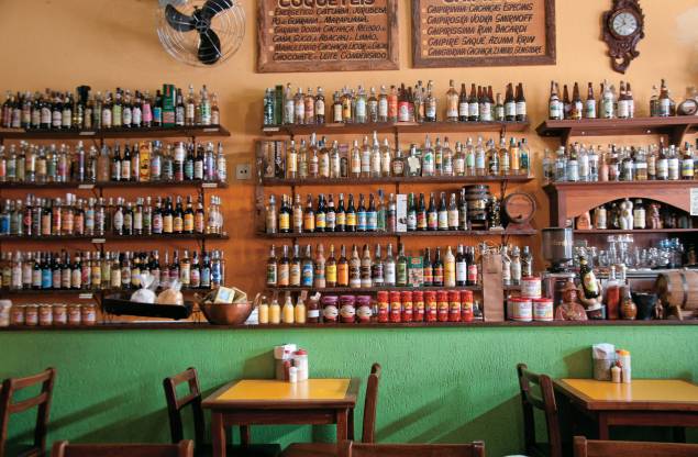 <strong><a href="https://viajeaqui.abril.com.br/estabelecimentos/br-sp-sao-paulo-restaurante-mocoto" rel="Restaurante Mocotó" target="_blank">Restaurante Mocotó</a> - <a href="https://viajeaqui.abril.com.br/cidades/br-sp-sao-paulo" rel="São Paulo" target="_blank">São Paulo</a>, SP</strong><br /><br />Não é preciso parar e perguntar onde fica o restaurante. Basta observar uma aglomeração na Avenida Nossa Senhora do Loreto, no coração da Vila Medeiros, para ter a certeza de que o zigue-zague pela Zona Norte paulistana chegou ao fim. No número 1100 da avenida, situa-se o atual templo da culinária do sertão na capital paulista, premiado com uma estrela do GUIA QUATRO RODAS.<br /><br />A casa, com quase 40 anos de existência, passou por dois períodos. Até 2004, sob a batuta de José Oliveira de Almeida, servia competentes pratos tradicionais da culinária nordestina, mas que não ultrapassava as fronteiras da zona norte. Foi quando entrou em cena seu filho, Rodrigo Oliveira. Formado em gastronomia, viajou pelo Brasil em busca de novos ingredientes, garimpou cachaça por todas as regiões e aprimorou o cardápio. Resultado? As eternas filas na porta, formadas logo após a abertura do restaurante. Alguém reclama? Claro que não. Enquanto espera vagar uma mesa, os dadinhos de tapioca com queijo coalho e as divinas caipirinhas servem como um eficiente antídoto.<br /><br />Alguns pratos do cardápio, como sarapatel e baião de dois, são servidos em quatro tamanhos (mini, pequeno, médio e grande) abrindo a possibilidade de provar várias receitas num mesmo dia. Todas acompanhadas de uma boa cachacinha – 300 rótulos recheiam a carta.<br /><br />Onde: Av. N. S. do Loreto, 1100, Vila Medeiros, São Paulo, SP - Tel. (11) 2951-3056<br />Horário de funcionamento: segunda a sábado das 12 às 23h. Domingo das 12h às 17h<br />Distância do Centro: 13 km <strong><a href="https://viajeaqui.abril.com.br/estabelecimentos/br-sp-sao-paulo-restaurante-mocoto" rel="Restaurante Mocotó" target="_blank">Restaurante Mocotó</a> - <a href="https://viajeaqui.abril.com.br/cidades/br-sp-sao-paulo" rel="São Paulo" target="_blank">São Paulo</a>, SP</strong><br /><br />Não é preciso parar e perguntar onde fica o restaurante. Basta observar uma aglomeração na Avenida Nossa Senhora do Loreto, no coração da Vila Medeiros, para ter a certeza de que o zigue-zague pela Zona Norte paulistana chegou ao fim. No número 1100 da avenida, situa-se o atual templo da culinária do sertão na capital paulista, premiado com uma estrela do GUIA QUATRO RODAS.<br /><br />A casa, com quase 40 anos de existência, passou por dois períodos. Até 2004, sob a batuta de José Oliveira de Almeida, servia competentes pratos tradicionais da culinária nordestina, mas que não ultrapassava as fronteiras da zona norte. Foi quando entrou em cena seu filho, Rodrigo Oliveira. Formado em gastronomia, viajou pelo Brasil em busca de novos ingredientes, garimpou cachaça por todas as regiões e aprimorou o cardápio. Resultado? As eternas filas na porta, formadas logo após a abertura do restaurante. Alguém reclama? Claro que não. Enquanto espera vagar uma mesa, os dadinhos de tapioca com queijo coalho e as divinas caipirinhas servem como um eficiente antídoto.<br /><br />Alguns pratos do cardápio, como sarapatel e baião de dois, são servidos em quatro tamanhos (mini, pequeno, médio e grande) abrindo a possibilidade de provar várias receitas num mesmo dia. Todas acompanhadas de uma boa cachacinha – 300 rótulos recheiam a carta.<br /><br />Onde: Av. N. S. do Loreto, 1100, Vila Medeiros, São Paulo, SP - Tel. (11) 2951-3056<br />Horário de funcionamento: segunda a sábado das 12 às 23h. Domingo das 12h às 17h<br />Distância do Centro: 13 km