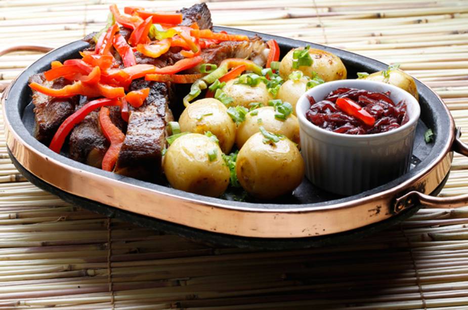 <a href="https://viajeaqui.abril.com.br/estabelecimentos/br-mg-belo-horizonte-restaurante-bar-tematico" rel="Bar Temático – Belo Horizonte " target="_blank"><strong>Bar Temático – Belo Horizonte </strong></a>Costela suína no bafo, com batatas recheadas e melaço de cebola roxa, esse é o “I ai fiquei”, que representa o Bar Temático no Comida di Buteco. <a href="https://viajeaqui.abril.com.br/estabelecimentos/br-mg-belo-horizonte-restaurante-bar-tematico" rel="Bar Temático – Belo Horizonte " target="_blank"><strong>Bar Temático – Belo Horizonte </strong></a>Costela suína no bafo, com batatas recheadas e melaço de cebola roxa, esse é o “I ai fiquei”, que representa o Bar Temático no Comida di Buteco.