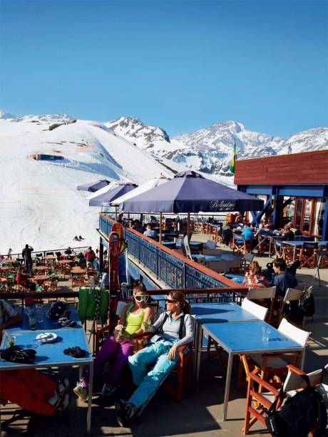O bar Terrace, em Valle Nevado, onde portugu&ecirc;s &eacute; l&iacute;ngua franca