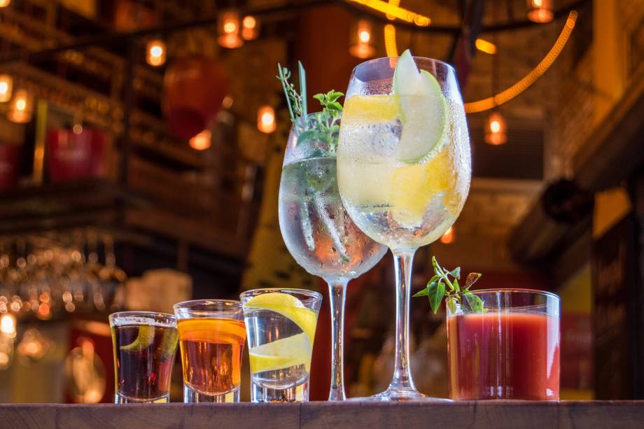 <strong>PARA VER E SER VISTO</strong> <strong><a href="https://venga.com.br/" target="_blank" rel="noopener">¡Venga!</a> </strong> O ¡Venga! surgiu em 2009 como um fenômeno no <a href="https://viajeaqui.abril.com.br/estabelecimentos/br-rj-rio-de-janeiro-atracao-praia-do-leblon" target="_blank" rel="noopener">Leblon</a>, com poucas mesas e constante fila de espera na calçada. Há também uma unidade em <a href="https://viajeaqui.abril.com.br/estabelecimentos/br-rj-rio-de-janeiro-atracao-praia-de-ipanema" target="_blank" rel="noopener">Ipanema</a> e outra recém-aberta em <a href="https://viajeaqui.abril.com.br/estabelecimentos/br-rj-rio-de-janeiro-atracao-praia-de-copacabana" target="_blank" rel="noopener">Copacabana</a>. Sangrias, cervezas e chupitos (drinques em copos de shot) acompanham as comidinhas espanholas; entre as opções de tapas, o clássico pulpo a la gallega combina pedaços de polvo, batatas e páprica picante <em>R. Dias Ferreira, 113 (Leblon), (21) 2512-9826</em> <strong>PARA VER E SER VISTO</strong> <strong><a href="https://venga.com.br/" target="_blank" rel="noopener">¡Venga!</a> </strong> O ¡Venga! surgiu em 2009 como um fenômeno no <a href="https://viajeaqui.abril.com.br/estabelecimentos/br-rj-rio-de-janeiro-atracao-praia-do-leblon" target="_blank" rel="noopener">Leblon</a>, com poucas mesas e constante fila de espera na calçada. Há também uma unidade em <a href="https://viajeaqui.abril.com.br/estabelecimentos/br-rj-rio-de-janeiro-atracao-praia-de-ipanema" target="_blank" rel="noopener">Ipanema</a> e outra recém-aberta em <a href="https://viajeaqui.abril.com.br/estabelecimentos/br-rj-rio-de-janeiro-atracao-praia-de-copacabana" target="_blank" rel="noopener">Copacabana</a>. Sangrias, cervezas e chupitos (drinques em copos de shot) acompanham as comidinhas espanholas; entre as opções de tapas, o clássico pulpo a la gallega combina pedaços de polvo, batatas e páprica picante <em>R. Dias Ferreira, 113 (Leblon), (21) 2512-9826</em>