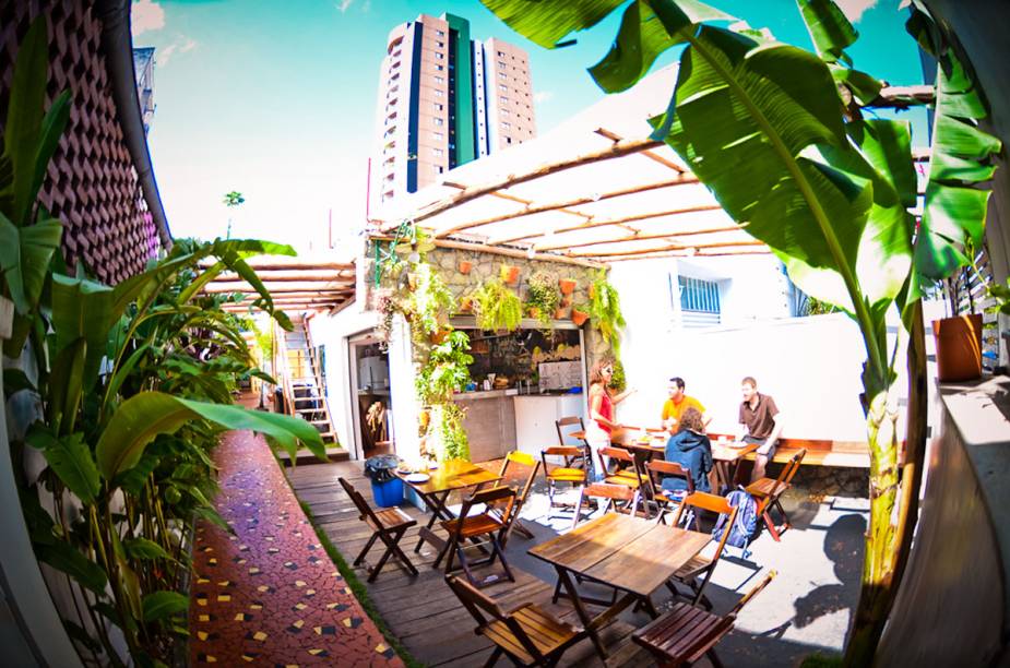 <strong><a href="https://viajeaqui.abril.com.br/estabelecimentos/br-sp-sao-paulo-hospedagem-o-de-casa" rel="Ô de Casa Hostel" target="_blank">Ô de Casa Hostel</a>, em <a href="https://viajeaqui.abril.com.br/cidades/br-sp-sao-paulo" rel="São Paulo" target="_blank">São Paulo</a> (<a href="https://viajeaqui.abril.com.br/estados/br-sao-paulo" rel="SP" target="_blank">SP</a>)</strong> A casa na Vila Madalena recebe até 40 pessoas em quartos privativos e coletivos. O hóspede é recebido com tigelas de açaí, caipirinhas e sanduíches. <strong><a href="https://viajeaqui.abril.com.br/estabelecimentos/br-sp-sao-paulo-hospedagem-o-de-casa" rel="Ô de Casa Hostel" target="_blank">Ô de Casa Hostel</a>, em <a href="https://viajeaqui.abril.com.br/cidades/br-sp-sao-paulo" rel="São Paulo" target="_blank">São Paulo</a> (<a href="https://viajeaqui.abril.com.br/estados/br-sao-paulo" rel="SP" target="_blank">SP</a>)</strong> A casa na Vila Madalena recebe até 40 pessoas em quartos privativos e coletivos. O hóspede é recebido com tigelas de açaí, caipirinhas e sanduíches.