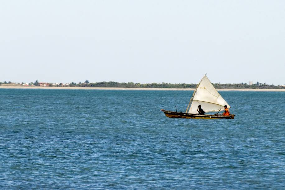 <strong>5. <a href="https://viajeaqui.abril.com.br/estabelecimentos/br-pi-luis-correia-atracao-praia-carnaubinhas" rel="Praia Carnaubinhas" target="_blank">Praia Carnaubinhas</a>, <a href="https://viajeaqui.abril.com.br/cidades/br-pi-luis-correia" rel="Luís Correia" target="_blank">Luís Correia</a></strong>O nome da praia se deve às carnaúbas, uma espécie de palmeira nordestina, que estão semicobertas pelas dunas e dominam o horizonte. O lugar é de difícil acesso e, por isso, deserto. Ideal para quem busca tranquilidade. Para visitar, o melhor é estar munido de um veículo com tração nas quatro rodas: as estradas de areia fofa podem fazer um carro sem tração atolar facilmente<a href="https://www.booking.com/city/br/luiz-correia.pt-br.html?aid=332455&label=viagemabril-praiaspiaui" rel="Booking.com: veja os preços de hotéis para você se hospedar em Luís Correia, no Piauí" target="_blank"><em>Booking.com: veja os preços de hotéis para você se hospedar em Luís Correia, no Piauí</em></a>