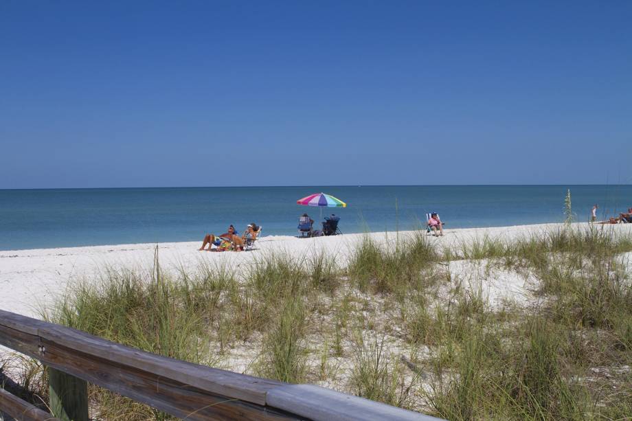 <strong>2. Barefoot Beach Bonita Springs, Flórida</strong>    Por estar localizada no parque de preservação homônimo, o atmosfera conservada chama atenção. A praia tem dunas com uma areia incrivelmente branca e fina com conchinhas. O mar é tranquilo, ideal para banho