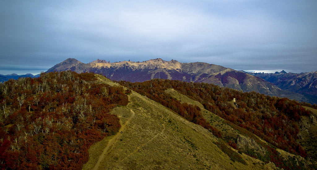 O Cerro Catedral é uma das grandes atrações de Bariloche, com estrutura para esportes de inverno, trilhas e quiosques de alimentação. As paisagens também ficam atraentes durante o outono
