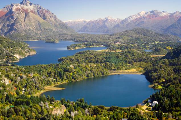 <strong>Parque Nacional Nahuel Huapi, Bariloche, Argentina</strong> Se a Patagônia chilena tem o Torres Del Paine, os hermanos podem se orgulhar do primeiro parque nacional consolidado no país. Inaugurado em 1934, o Nahuel Huapi abriga o belo lago que leva seu nome, além de contar com paisagens deslumbrantes que encantam os visitantes <em><a href="https://www.booking.com/searchresults.pt-br.html?aid=332455&sid=b6bf542626b1a2c7a9951e44506f270a&sb=1&src=searchresults&src_elem=sb&error_url=https%3A%2F%2Fwww.booking.com%2Fsearchresults.pt-br.html%3Faid%3D332455%3Bsid%3Db6bf542626b1a2c7a9951e44506f270a%3Btmpl%3Dsearchresults%3Bac_click_type%3Db%3Bac_position%3D0%3Bclass_interval%3D1%3Bdest_id%3D900121133%3Bdest_type%3Dlandmark%3Bdtdisc%3D0%3Bfrom_sf%3D1%3Bgroup_adults%3D2%3Bgroup_children%3D0%3Binac%3D0%3Bindex_postcard%3D0%3Blabel_click%3Dundef%3Bno_rooms%3D1%3Boffset%3D0%3Bpostcard%3D0%3Braw_dest_type%3Dlandmark%3Broom1%3DA%252CA%3Bsb_price_type%3Dtotal%3Bsearch_selected%3D1%3Bshw_aparth%3D1%3Bslp_r_match%3D0%3Bsrc%3Dsearchresults%3Bsrc_elem%3Dsb%3Bsrpvid%3Ddc9f80c486d1022b%3Bss%3DZhangye%2520Danxia%2520National%2520Geological%2520Park%252C%2520Zhangye%252C%2520Gansu%252C%2520China%3Bss_all%3D0%3Bss_raw%3Dzhangye%2520danxia%2520national%2520park%3Bssb%3Dempty%3Bsshis%3D0%3Bssne%3DFiordland%2520National%2520Park%3Bssne_untouched%3DFiordland%2520National%2520Park%3Btop_ufis%3D1%26%3B&ss=Nahuel+Huapi+National+Park%2C+Argentina&is_ski_area=&ssne=Parque+Geol%C3%B3gico+Nacional+Zhangye+Danxia&ssne_untouched=Parque+Geol%C3%B3gico+Nacional+Zhangye+Danxia&checkin_monthday=&checkin_month=&checkin_year=&checkout_monthday=&checkout_month=&checkout_year=&group_adults=2&group_children=0&no_rooms=1&from_sf=1&ss_raw=Nahuel+Huapi+national+park&ac_position=1&ac_langcode=en&ac_click_type=b&dest_id=14066&dest_type=region&place_id_lat=-41.045154&place_id_lon=-71.424742&search_pageview_id=dc9f80c486d1022b&search_selected=true®ion_type=free_region&search_pageview_id=dc9f80c486d1022b&ac_suggestion_list_length=5&ac_suggestion_theme_list_length=0" target="_blank" rel="noopener">Veja preços de hotéis em Bariloche no Booking.com</a></em> <strong>Parque Nacional Nahuel Huapi, Bariloche, Argentina</strong> Se a Patagônia chilena tem o Torres Del Paine, os hermanos podem se orgulhar do primeiro parque nacional consolidado no país. Inaugurado em 1934, o Nahuel Huapi abriga o belo lago que leva seu nome, além de contar com paisagens deslumbrantes que encantam os visitantes <em><a href="https://www.booking.com/searchresults.pt-br.html?aid=332455&sid=b6bf542626b1a2c7a9951e44506f270a&sb=1&src=searchresults&src_elem=sb&error_url=https%3A%2F%2Fwww.booking.com%2Fsearchresults.pt-br.html%3Faid%3D332455%3Bsid%3Db6bf542626b1a2c7a9951e44506f270a%3Btmpl%3Dsearchresults%3Bac_click_type%3Db%3Bac_position%3D0%3Bclass_interval%3D1%3Bdest_id%3D900121133%3Bdest_type%3Dlandmark%3Bdtdisc%3D0%3Bfrom_sf%3D1%3Bgroup_adults%3D2%3Bgroup_children%3D0%3Binac%3D0%3Bindex_postcard%3D0%3Blabel_click%3Dundef%3Bno_rooms%3D1%3Boffset%3D0%3Bpostcard%3D0%3Braw_dest_type%3Dlandmark%3Broom1%3DA%252CA%3Bsb_price_type%3Dtotal%3Bsearch_selected%3D1%3Bshw_aparth%3D1%3Bslp_r_match%3D0%3Bsrc%3Dsearchresults%3Bsrc_elem%3Dsb%3Bsrpvid%3Ddc9f80c486d1022b%3Bss%3DZhangye%2520Danxia%2520National%2520Geological%2520Park%252C%2520Zhangye%252C%2520Gansu%252C%2520China%3Bss_all%3D0%3Bss_raw%3Dzhangye%2520danxia%2520national%2520park%3Bssb%3Dempty%3Bsshis%3D0%3Bssne%3DFiordland%2520National%2520Park%3Bssne_untouched%3DFiordland%2520National%2520Park%3Btop_ufis%3D1%26%3B&ss=Nahuel+Huapi+National+Park%2C+Argentina&is_ski_area=&ssne=Parque+Geol%C3%B3gico+Nacional+Zhangye+Danxia&ssne_untouched=Parque+Geol%C3%B3gico+Nacional+Zhangye+Danxia&checkin_monthday=&checkin_month=&checkin_year=&checkout_monthday=&checkout_month=&checkout_year=&group_adults=2&group_children=0&no_rooms=1&from_sf=1&ss_raw=Nahuel+Huapi+national+park&ac_position=1&ac_langcode=en&ac_click_type=b&dest_id=14066&dest_type=region&place_id_lat=-41.045154&place_id_lon=-71.424742&search_pageview_id=dc9f80c486d1022b&search_selected=true®ion_type=free_region&search_pageview_id=dc9f80c486d1022b&ac_suggestion_list_length=5&ac_suggestion_theme_list_length=0" target="_blank" rel="noopener">Veja preços de hotéis em Bariloche no Booking.com</a></em>