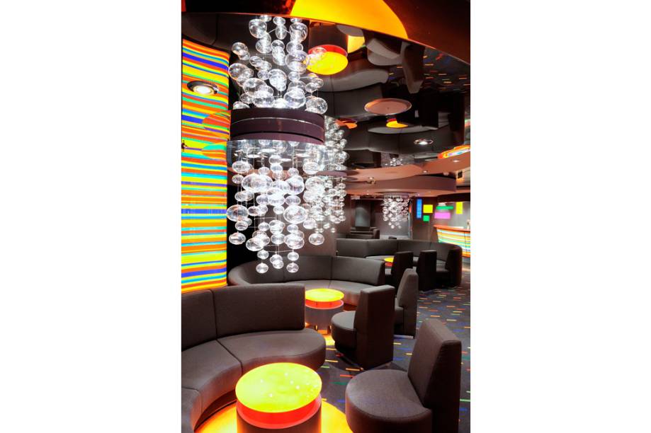 Bar do navio de cruzeiros Fantasia, da companhia MSC Cruzeiros. Bar do navio de cruzeiros Fantasia, da companhia MSC Cruzeiros.