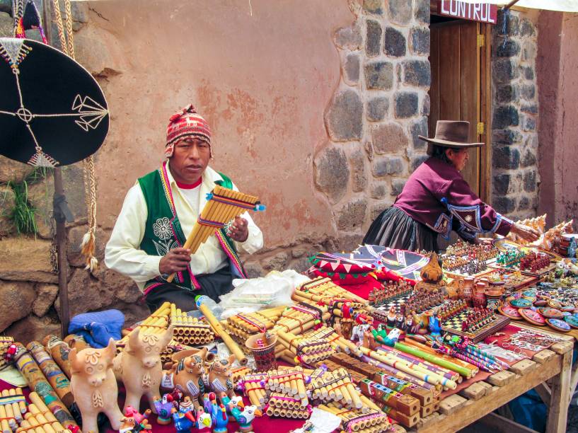 O grande atrativo do <a href="https://beta-develop.viagemeturismo.abril.com.br/paises/peru-3/" target="_blank">Peru</a> realmente s&atilde;o as l&atilde;s de lhama. Em v&aacute;rias cores, elas podem ser encontradas principalmente em forma de touca ou poncho. Ao lado delas, a outra lembrancinha t&iacute;pica do pa&iacute;s s&atilde;o as flautas, as quais s&atilde;o coloridas e entalhadas com motivos &eacute;tnicos peruanos. A de p&atilde; &eacute; a mais famosa, mas tamb&eacute;m se encontra muito a ocarina redonda