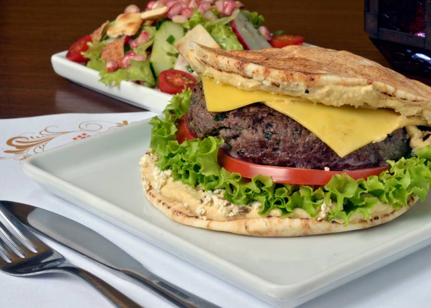 O <a href="https://www.restaurantebaruk.com.br" rel="restaurante Baruk">restaurante Baruk</a> (<em>Alameda Raja Gabaglia, 160, Vila Olímpia e mais um endereço no Itaim Bibi</em>) serve no São Paulo Burguer Fest um sanduíche com 250 gramas de kafta, alface, tomate queijos prato e chancliche no pão sírio O <a href="https://www.restaurantebaruk.com.br" rel="restaurante Baruk">restaurante Baruk</a> (<em>Alameda Raja Gabaglia, 160, Vila Olímpia e mais um endereço no Itaim Bibi</em>) serve no São Paulo Burguer Fest um sanduíche com 250 gramas de kafta, alface, tomate queijos prato e chancliche no pão sírio