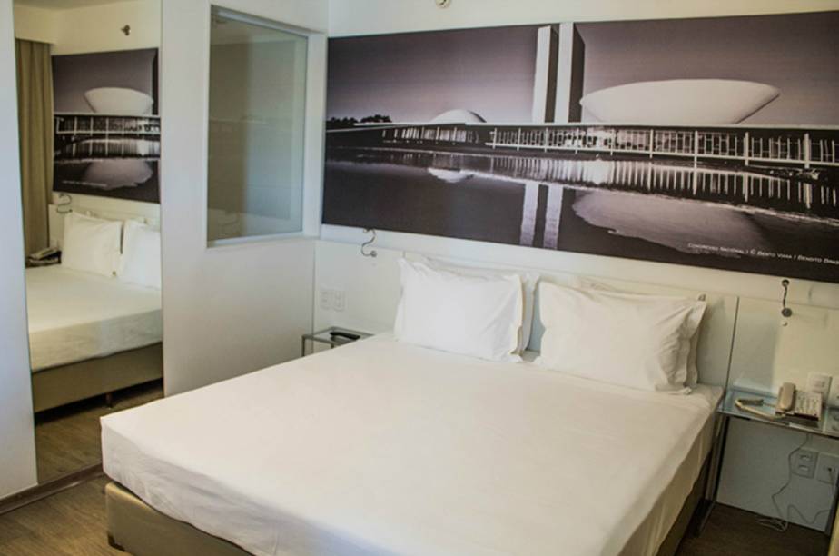 <strong>Base Concept Hotel, em Bras&iacute;lia (DF)</strong>                                        Com 361 apartamentos, dois restaurantes, &aacute;rea de jogos, academia e outras facilidades, o Base Concept Hotel fica ao lado do aeroporto, a meros 380 metros da &aacute;rea de embarque. O hotel aplica medidas sustent&aacute;veis, como a utiliza&ccedil;&atilde;o de ilumina&ccedil;&atilde;o 100% LED, aquecimento por energia solar e coleta seletiva de lixo.&nbsp;