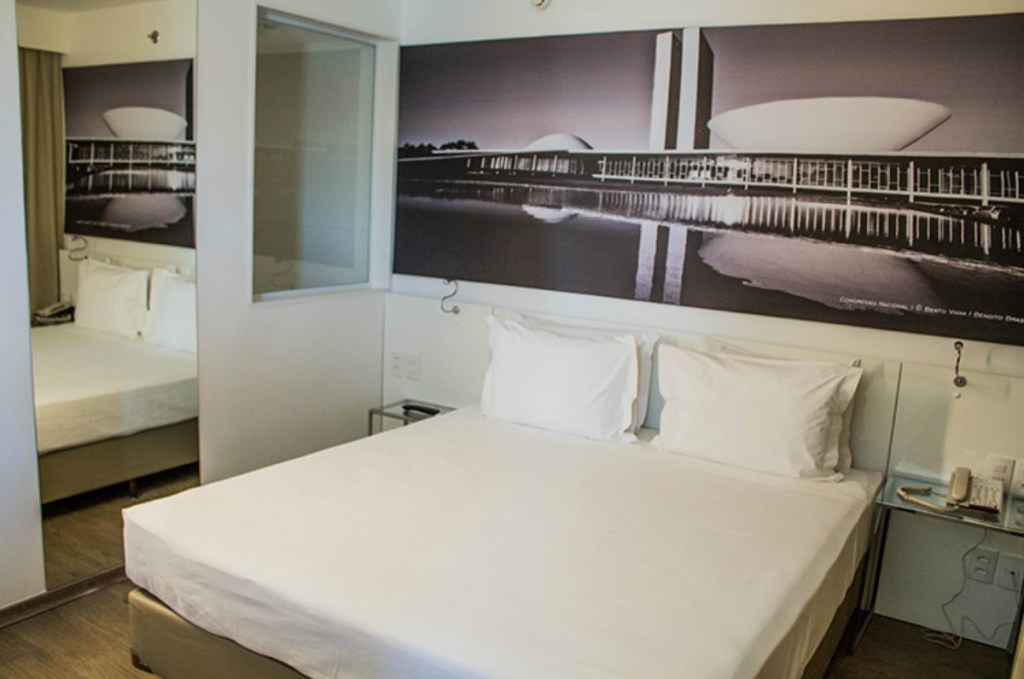 <strong>Base Concept Hotel, em Brasília (DF)</strong> Com 361 apartamentos, dois restaurantes, área de jogos, academia e outras facilidades, o Base Concept Hotel fica ao lado do aeroporto, a meros 380 metros da área de embarque. O hotel aplica medidas sustentáveis, como a utilização de iluminação 100% LED, aquecimento por energia solar e coleta seletiva de lixo. <strong>Base Concept Hotel, em Brasília (DF)</strong> Com 361 apartamentos, dois restaurantes, área de jogos, academia e outras facilidades, o Base Concept Hotel fica ao lado do aeroporto, a meros 380 metros da área de embarque. O hotel aplica medidas sustentáveis, como a utilização de iluminação 100% LED, aquecimento por energia solar e coleta seletiva de lixo.