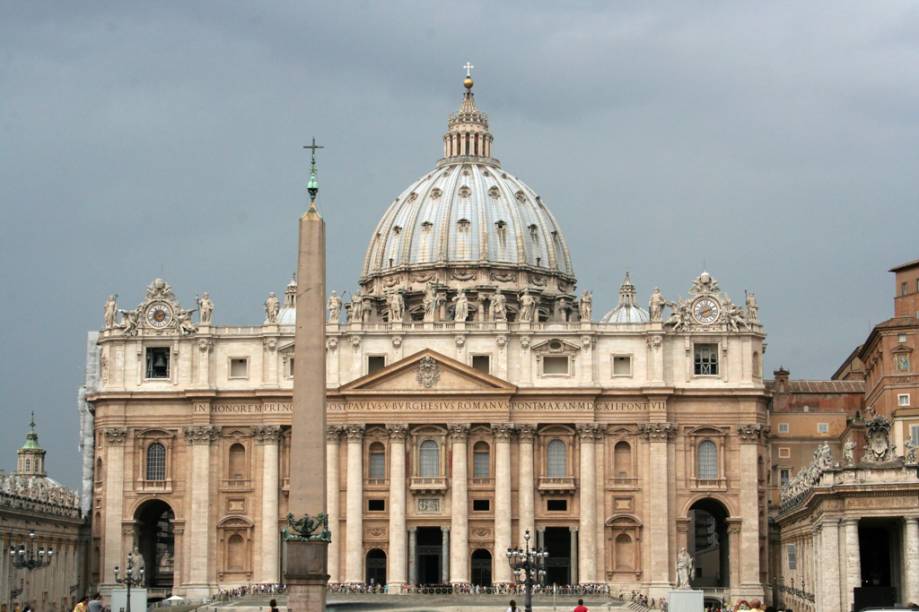 <strong>4. Basílica de São Pedro: </strong>A <a href="https://viajeaqui.abril.com.br/estabelecimentos/italia-roma-atracao-basilica-di-san-pietro-basilica-de-sao-pedro" target="_self"><strong>Basílica de São Pedro</strong></a>, localizada na praça de mesmo nome, foi concluída no século 17 <strong>4. Basílica de São Pedro: </strong>A <a href="https://viajeaqui.abril.com.br/estabelecimentos/italia-roma-atracao-basilica-di-san-pietro-basilica-de-sao-pedro" target="_self"><strong>Basílica de São Pedro</strong></a>, localizada na praça de mesmo nome, foi concluída no século 17