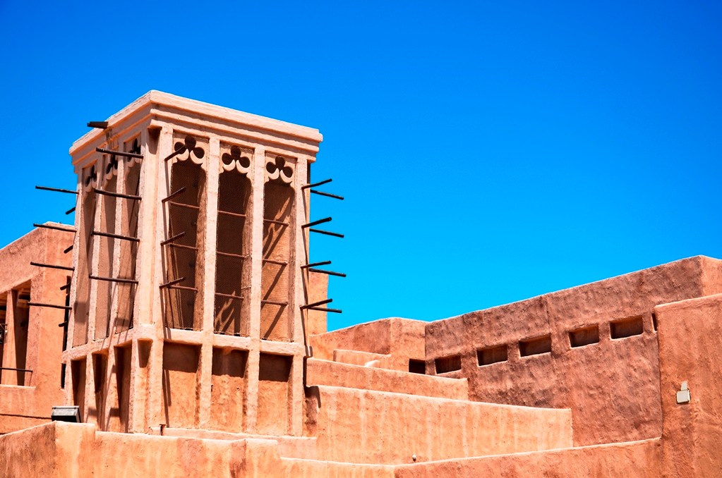 Torres de ventila&ccedil;&atilde;o eram utilizadas para refrescar as casas em v&aacute;rias regi&otilde;es do Golfo P&eacute;rsico, como aqui, em Bur Dubai