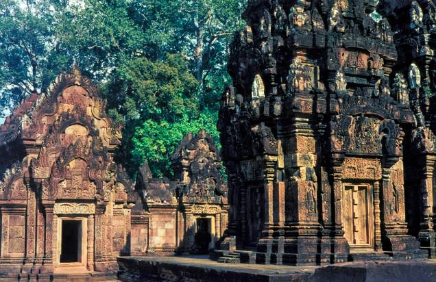 <strong>9. Banteay Srei</strong>Localizado a 25 km dos templos principais e da bilheteria, vale a pena visitar o Banteay Srei de tuk tuk (se estiver usando bicicleta, talvez seja melhor colocar ela dentro do veículo). Em contraste com a maioria dos outros templos, ele é construído de arenito vermelho e em escala “miniatura”, comparada à monumentalidade angkoriana <strong>9. Banteay Srei</strong>Localizado a 25 km dos templos principais e da bilheteria, vale a pena visitar o Banteay Srei de tuk tuk (se estiver usando bicicleta, talvez seja melhor colocar ela dentro do veículo). Em contraste com a maioria dos outros templos, ele é construído de arenito vermelho e em escala “miniatura”, comparada à monumentalidade angkoriana