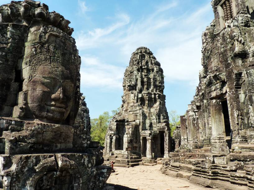 <strong>3. Bayon</strong>A principal caracter&iacute;stica deste templo enorme s&atilde;o os imensos rostos de pedra no topo de muitas torres. Sua express&atilde;o serena s&atilde;o um convite &agrave; medita&ccedil;&atilde;o (se ele n&atilde;o estiver muito cheio de turistas, d&aacute; pra sentar e meditar mesmo)