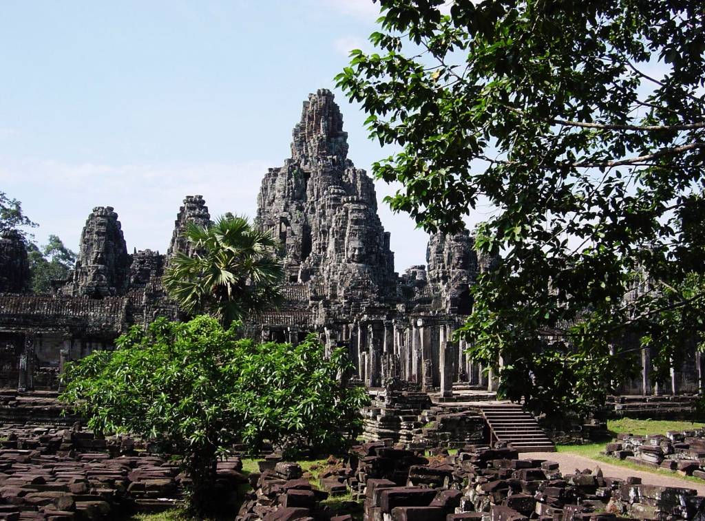 <strong>3. Bayon</strong>&Eacute; ricamente decorado e localizado no centro de Angkor Thom, a cidade constru&iacute;da por Jayavarman VII. Foi erigido primeiramente como templo budista maaiana, depois modificado para servir como templo hindu&iacute;sta e finalmente como templo budista, desta vez teravada