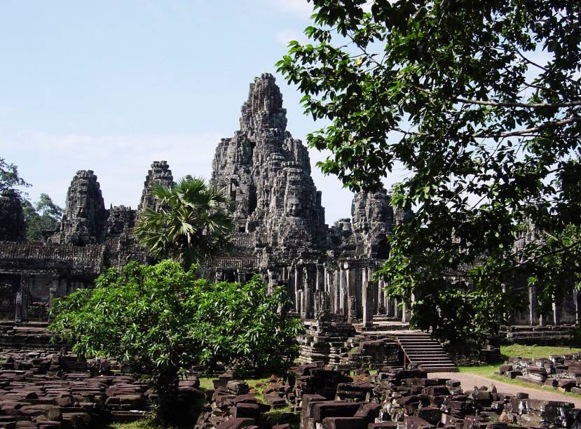 <strong>3. Bayon</strong>&Eacute; ricamente decorado e localizado no centro de Angkor Thom, a cidade constru&iacute;da por Jayavarman VII. Foi erigido primeiramente como templo budista maaiana, depois modificado para servir como templo hindu&iacute;sta e finalmente como templo budista, desta vez teravada