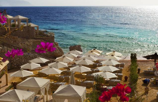 <strong>25. The Royal Savoy, Sharm El Sheikh, <a href="https://viajeaqui.abril.com.br/paises/egito/fotos" rel="Egito" target="_blank">Egito</a></strong>Às margens do Mar Vermelho, <a href="https://viajeaqui.abril.com.br/materias/conheca-dez-lugares-incriveis-para-mergulhar-pelo-planeta?utm_source=redesabril_viagem&utm_medium=facebook&utm_campaign=redesabril_viagemeturismo" rel="um dos melhores pontos de mergulho do mundo" target="_blank">um dos melhores pontos de mergulho do mundo</a>, o hotel tem praia privativa com tendas e serviço de bar. Os quartos são espaçosos e elegantemente decorados e o hotel oferece spa com sauna e jacuzzi, além de três piscinas.Mês mais barato para se hospedar: Janeiro <strong>25. The Royal Savoy, Sharm El Sheikh, <a href="https://viajeaqui.abril.com.br/paises/egito/fotos" rel="Egito" target="_blank">Egito</a></strong>Às margens do Mar Vermelho, <a href="https://viajeaqui.abril.com.br/materias/conheca-dez-lugares-incriveis-para-mergulhar-pelo-planeta?utm_source=redesabril_viagem&utm_medium=facebook&utm_campaign=redesabril_viagemeturismo" rel="um dos melhores pontos de mergulho do mundo" target="_blank">um dos melhores pontos de mergulho do mundo</a>, o hotel tem praia privativa com tendas e serviço de bar. Os quartos são espaçosos e elegantemente decorados e o hotel oferece spa com sauna e jacuzzi, além de três piscinas.Mês mais barato para se hospedar: Janeiro