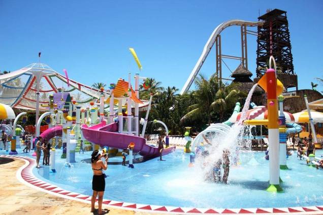 <strong>Beach Park Acqua (Complexo do Beach Park), em Aquiraz (CE)</strong> No maior parque aquático do Brasil, as crianças ficam alucinadas no Acquacirco, playground aquático com dezenas de brinquedos. E as famílias aproveitam o Espaço Cabanas, chalés privativos próximos a um dos conjuntos de piscinas. Prepare-se para encarar longas filas durante as férias escolares. <a href="https://www.booking.com/hotel/br/beach-park-acqua-resort.pt-br.html?aid=332455&label=viagemabril-hoteisfamilia" target="_blank" rel="noopener">Reserve sua estadia no Beach Park Acqua </a> <strong>Beach Park Acqua (Complexo do Beach Park), em Aquiraz (CE)</strong> No maior parque aquático do Brasil, as crianças ficam alucinadas no Acquacirco, playground aquático com dezenas de brinquedos. E as famílias aproveitam o Espaço Cabanas, chalés privativos próximos a um dos conjuntos de piscinas. Prepare-se para encarar longas filas durante as férias escolares. <a href="https://www.booking.com/hotel/br/beach-park-acqua-resort.pt-br.html?aid=332455&label=viagemabril-hoteisfamilia" target="_blank" rel="noopener">Reserve sua estadia no Beach Park Acqua </a>
