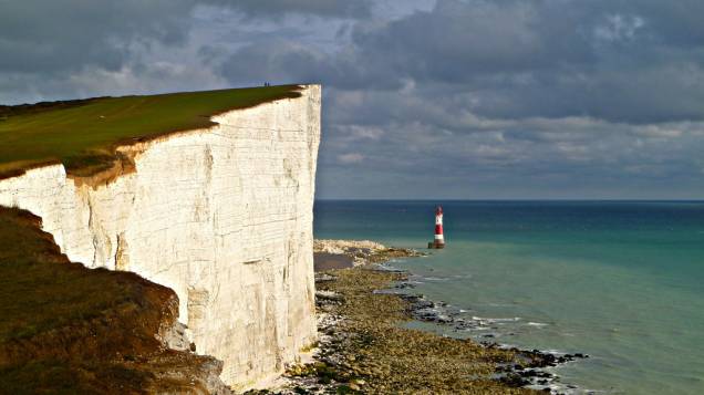 <strong>Beachy Head, Inglaterra</strong> Este é o mais alto penhasco calcário do <a href="https://viajeaqui.abril.com.br/paises/reino-unido">Reino Unido</a>, com aproximadamente 162 metros de altura. <a href="https://www.booking.com/searchresults.pt-br.html?aid=332455&lang=pt-br&sid=eedbe6de09e709d664615ac6f1b39a5d&sb=1&src=index&src_elem=sb&error_url=https%3A%2F%2Fwww.booking.com%2Findex.pt-br.html%3Faid%3D332455%3Bsid%3Deedbe6de09e709d664615ac6f1b39a5d%3Bsb_price_type%3Dtotal%26%3B&ss=Londres%2C+%E2%80%8BGrande+Londres%2C+%E2%80%8BReino+Unido&checkin_monthday=&checkin_month=&checkin_year=&checkout_monthday=&checkout_month=&checkout_year=&no_rooms=1&group_adults=2&group_children=0&from_sf=1&ss_raw=Inglaterra&ac_position=0&ac_langcode=xb&dest_id=-2601889&dest_type=city&search_pageview_id=baa3779a56930412&search_selected=true&search_pageview_id=baa3779a56930412&ac_suggestion_list_length=5&ac_suggestion_theme_list_length=0&district_sel=0&airport_sel=0&landmark_sel=0" target="_blank" rel="noopener"><em>Busque hospedagens na Inglaterra no Booking.com</em></a> <strong>Beachy Head, Inglaterra</strong> Este é o mais alto penhasco calcário do <a href="https://viajeaqui.abril.com.br/paises/reino-unido">Reino Unido</a>, com aproximadamente 162 metros de altura. <a href="https://www.booking.com/searchresults.pt-br.html?aid=332455&lang=pt-br&sid=eedbe6de09e709d664615ac6f1b39a5d&sb=1&src=index&src_elem=sb&error_url=https%3A%2F%2Fwww.booking.com%2Findex.pt-br.html%3Faid%3D332455%3Bsid%3Deedbe6de09e709d664615ac6f1b39a5d%3Bsb_price_type%3Dtotal%26%3B&ss=Londres%2C+%E2%80%8BGrande+Londres%2C+%E2%80%8BReino+Unido&checkin_monthday=&checkin_month=&checkin_year=&checkout_monthday=&checkout_month=&checkout_year=&no_rooms=1&group_adults=2&group_children=0&from_sf=1&ss_raw=Inglaterra&ac_position=0&ac_langcode=xb&dest_id=-2601889&dest_type=city&search_pageview_id=baa3779a56930412&search_selected=true&search_pageview_id=baa3779a56930412&ac_suggestion_list_length=5&ac_suggestion_theme_list_length=0&district_sel=0&airport_sel=0&landmark_sel=0" target="_blank" rel="noopener"><em>Busque hospedagens na Inglaterra no Booking.com</em></a>