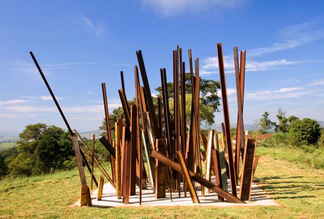 A obra Beam Drop poderia ser traduzida como queda de viga, e foi feita com a ajuda de um guindaste que derrubou vigas de ferro em uma piscina de cimento fresco. A obra Beam Drop poderia ser traduzida como queda de viga, e foi feita com a ajuda de um guindaste que derrubou vigas de ferro em uma piscina de cimento fresco.