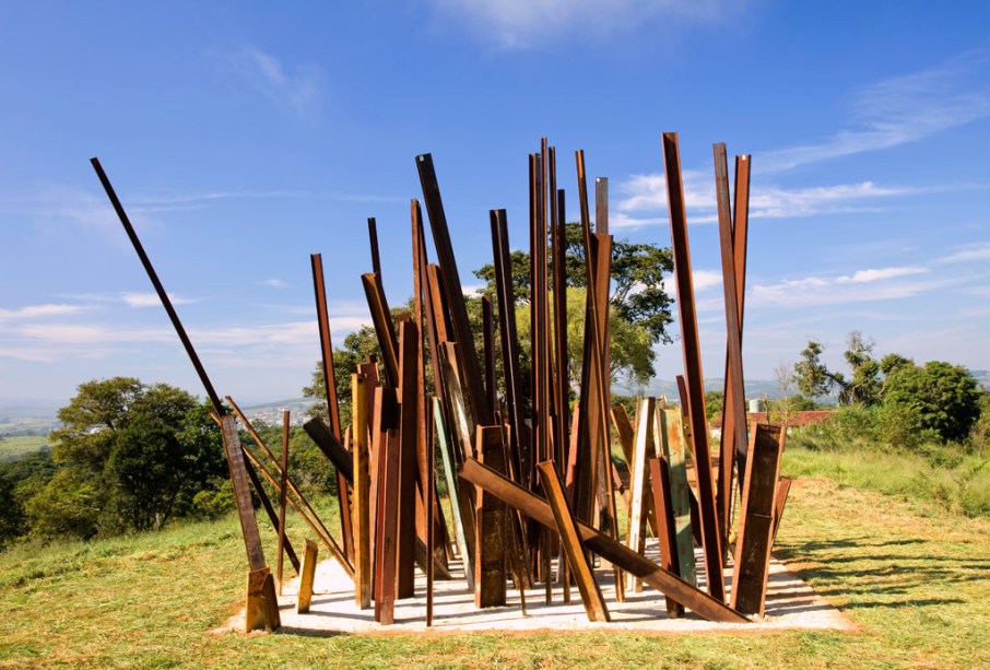 A obra Beam Drop poderia ser traduzida como queda de viga, e foi feita com a ajuda de um guindaste que derrubou vigas de ferro em uma piscina de cimento fresco.