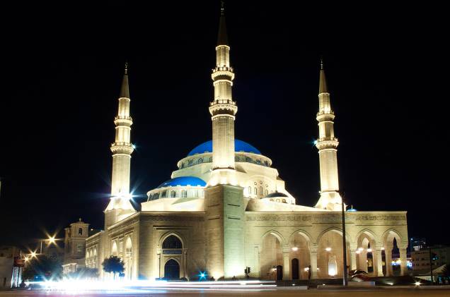 <strong>BEIRUTE</strong>Mesmo com essa tensão, Beirute ainda oferece uma enorme gama de atrativos turísticos: a cidade tem a melhor vida noturna do Oriente Médio (com discotecas de varam a noite) e, graças ao antigo domínio francês, está recheados de ótimos restaurantes e patisseries. O lindo mar Mediterrâneo, que banha a cidade, completa a paisagem. <strong>BEIRUTE</strong>Mesmo com essa tensão, Beirute ainda oferece uma enorme gama de atrativos turísticos: a cidade tem a melhor vida noturna do Oriente Médio (com discotecas de varam a noite) e, graças ao antigo domínio francês, está recheados de ótimos restaurantes e patisseries. O lindo mar Mediterrâneo, que banha a cidade, completa a paisagem.