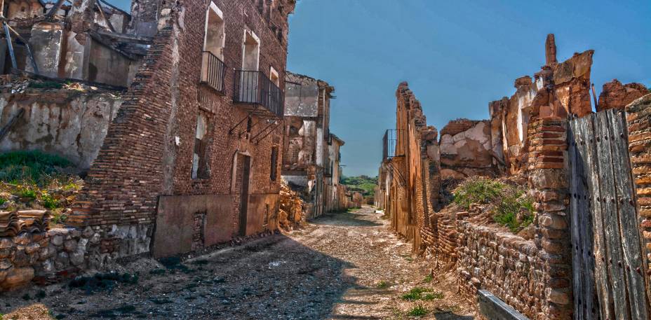 <strong>Cidade Fantasma de Belchite, <a href="https://viajeaqui.abril.com.br/paises/espanha" rel="Espanha" target="_blank">Espanha</a></strong>    Ruínas e cenários de completa devastação são o que marcam o visitante que passa por Belchite, situada a apenas 40 km de Saragoça, capital da comunidade autônoma de Aragão. Entre os dias 24 de agosto e 7 de setembro de 1937, a cidade foi palco de um dos episódios mais devastadores da Guerra Civil Espanhola. Na ocasião, soldados do Exército Republicano tomaram cada uma das casas e provocaram nada menos do que seis mil mortes, em um episódio que ficou conhecido como Batalha de Belchite. Ao final da guerra, o governo decidiu preservar os cenários de destruição para fazer com que o episódio nunca fosse esquecido, já que muitas famílias ficaram completamente destroçadas com o ocorrido. O resultado foi a criação de uma cidade próxima e com o mesmo nome para abrigar seus sobreviventes. O apelo de cidade fantasma de seu antigo município, no entanto, atrai o olhar curioso dos turistas