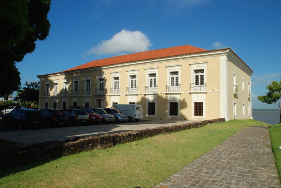 Fachada da <a href="https://viajeaqui.abril.com.br/estabelecimentos/br-pa-belem-atracao-casa-das-onze-janelas" rel="Casa das Onze Janelas" target="_blank">Casa das Onze Janelas</a>, antigo hospital militar transformado em museu